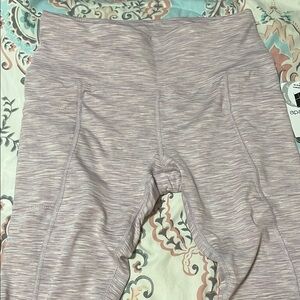 Light Heather Gray Leggings with Wide Waistband and Form-Fitting Design